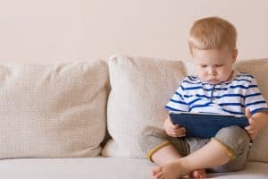 kind met tablet
