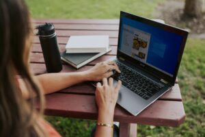laptop in zon